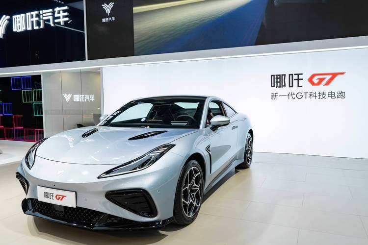 佛山233哪吒汽车在智能汽车领域的表现，领途汽车在新能源汽车市场中的影响力